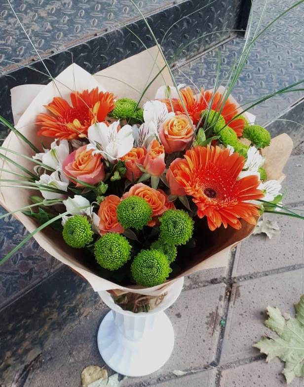 Букет огненно-рыжий в Петрозаводске Букет цветов из: Герберы, Хризантемы, Альстромерии и Розы в Петрозаводске