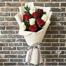 Букет красно-белые розы в Петрозаводске Букет цветов из:  Розы в Петрозаводске