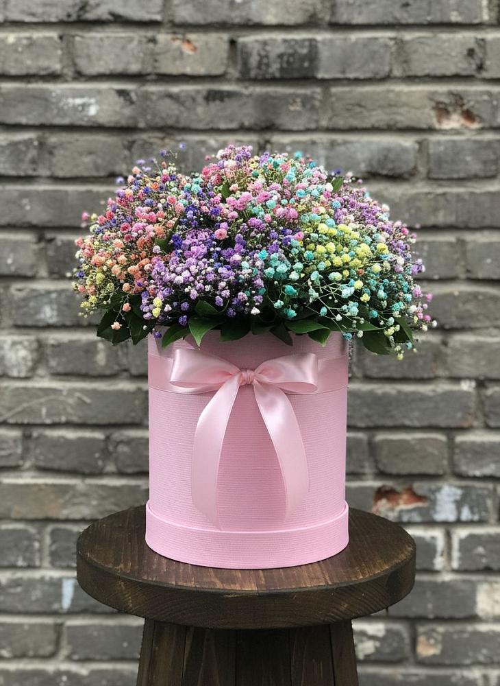 Композиция Яркие эмоции в Петрозаводске Цветочная композиция из Гипсофила и Розы в шляпной коробке в Петрозаводске