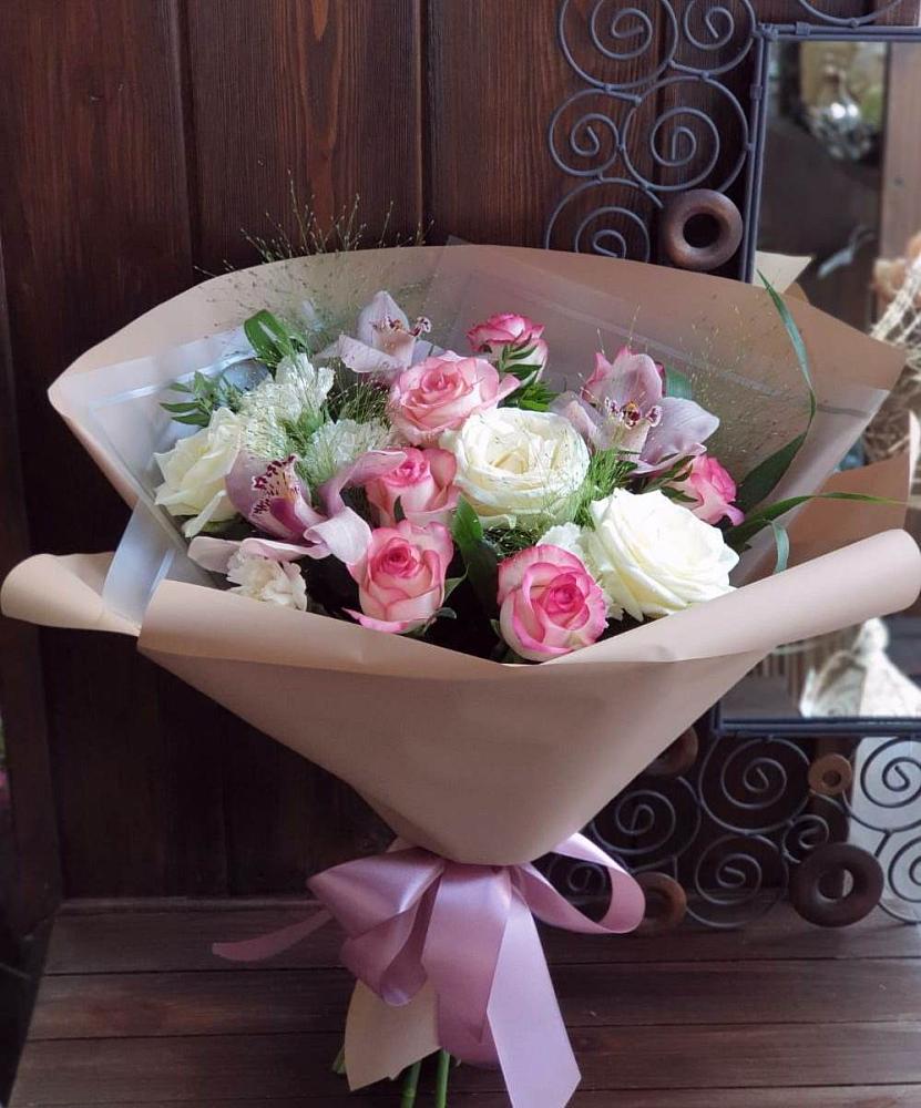 Букет майское утро в Петрозаводске Букет цветов из: Гвоздики, Орхидеи, Розы и Хризантемы в Петрозаводске