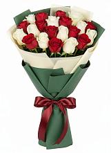 Букет Микс из красных и белых роз в Петрозаводске