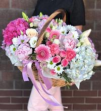 Цветочная композиция из Розы, Хризантемы, Пионы и Лизиантусы в корзине в Петрозаводске