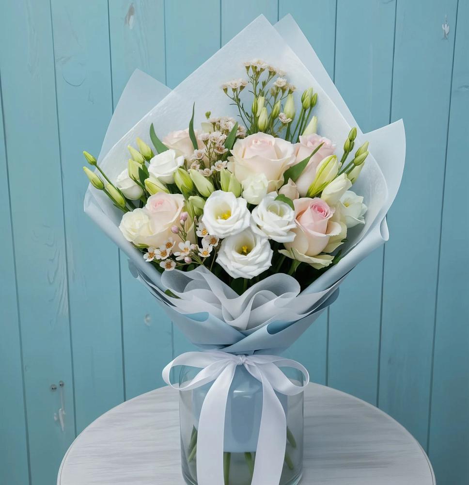 Букет очаровательный аромат в Петрозаводске Букет цветов из: Розы и Лизиантусы в Петрозаводске