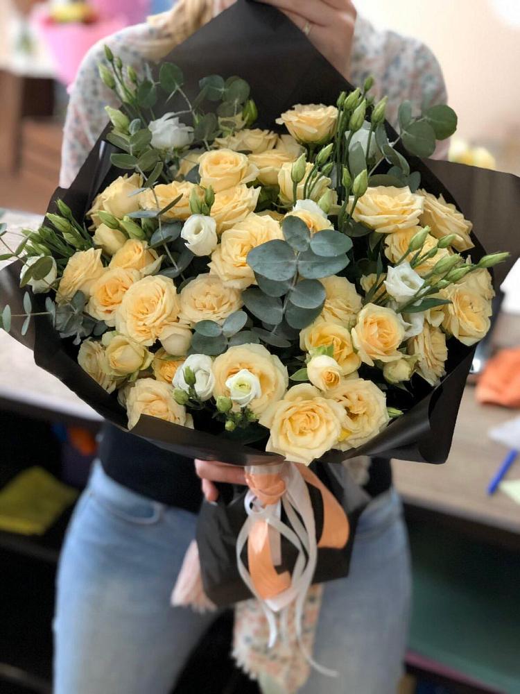 Букет цветов из: Розы и Лизиантусы в Петрозаводске