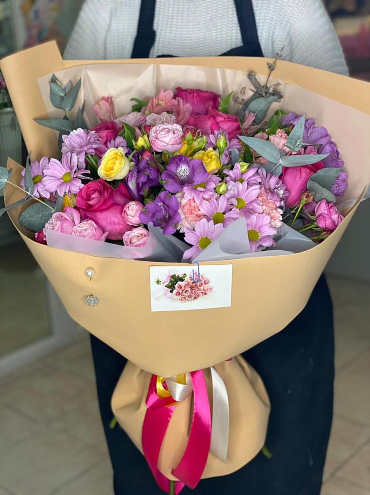 Букет вдохновленный любовью в Петрозаводске Букет цветов из: Хризантемы, Гвоздики и Альстромерии в Петрозаводске