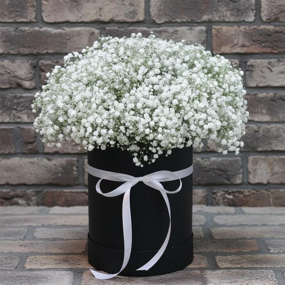 Композиция коробка гипсофил в Петрозаводске Цветочная композиция из Гипсофила в шляпной коробке в Петрозаводске