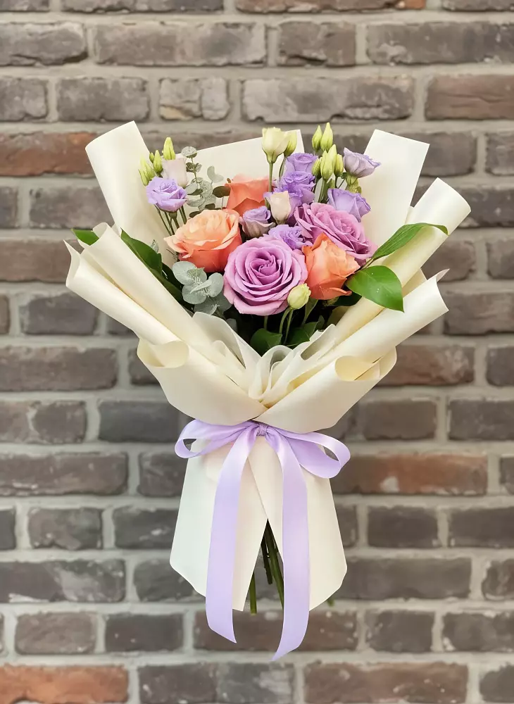 Букет цветов из: Лизиантусы и Розы в Петрозаводске