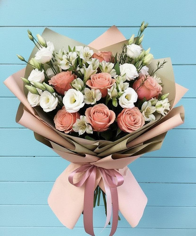 Букет цветов из: Розы, Альстромерии и Лизиантусы в Петрозаводске