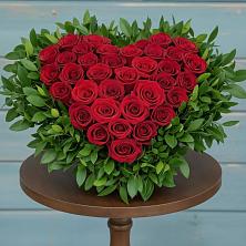 Композиция Сердце в любви в Петрозаводске Цветочная композиция из Розы в виде сердца в Петрозаводске