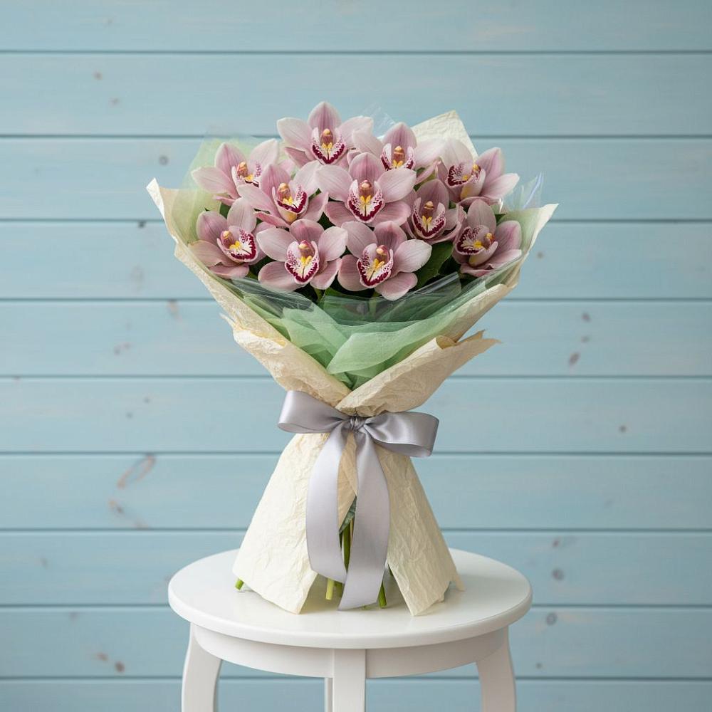 Букет 11 орхидей в Петрозаводске Букет цветов из: Орхидеи и Розы в Петрозаводске