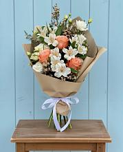 Букет яркий комплимент в Петрозаводске Букет цветов из:  Альстромерии, Лизиантусы, Розы и Хризантемы в Петрозаводске