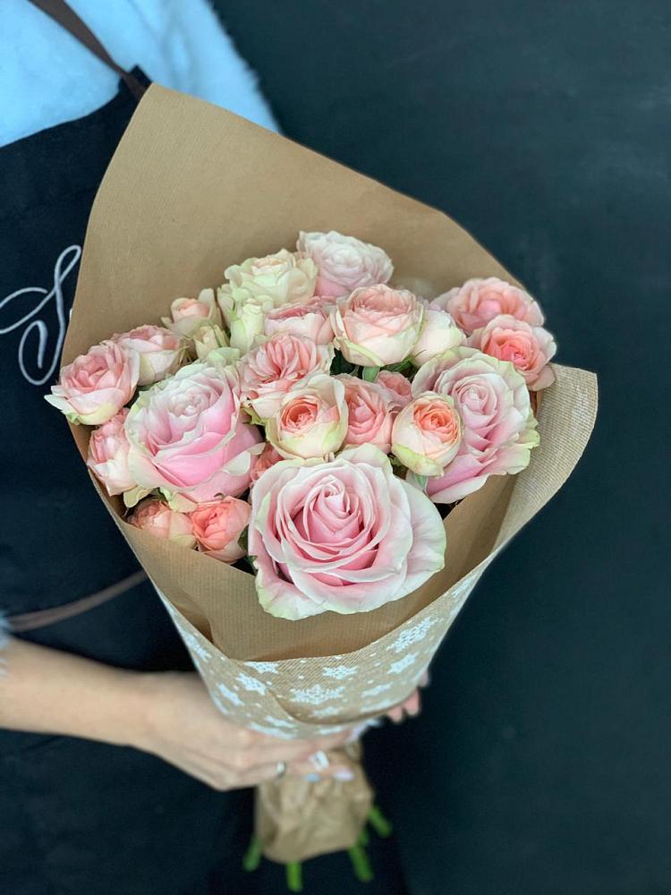 Букет ванильный зефир в Петрозаводске Букет цветов из: Хризантемы и Розы в Петрозаводске