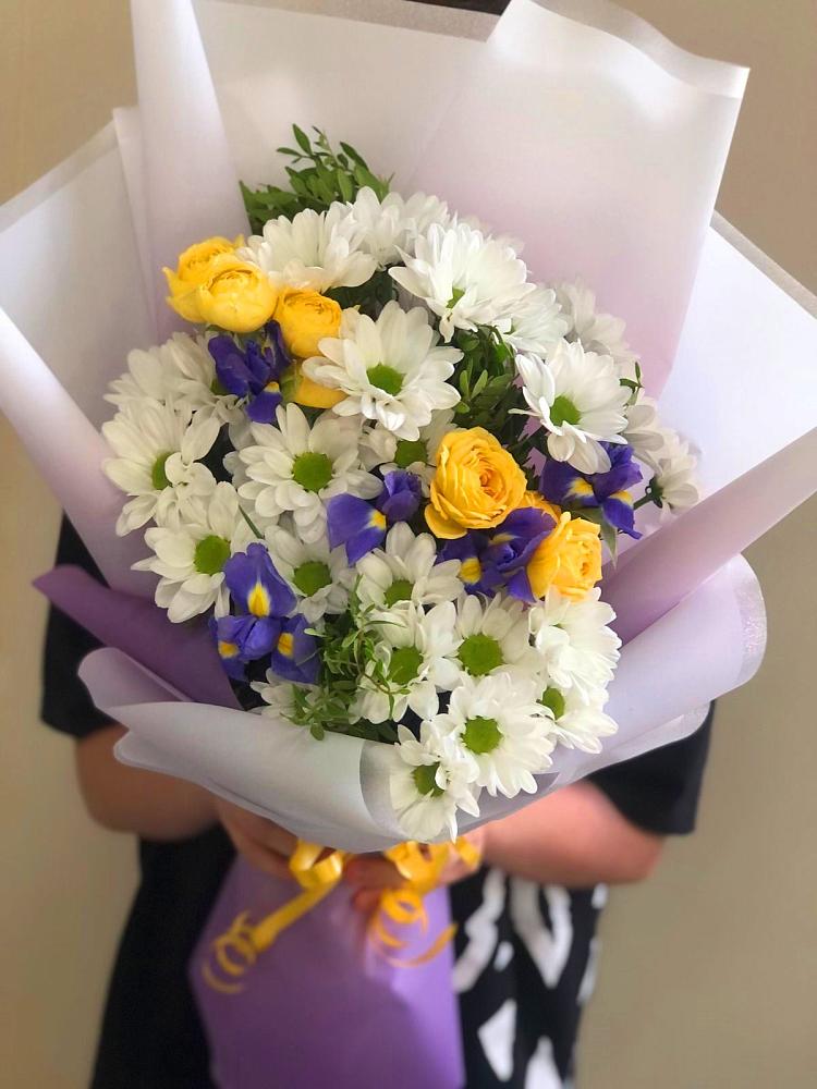 Букет цветов из: Ирисы, Хризантемы и Розы в Петрозаводске