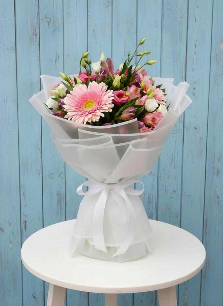 Букет прохладный бриз в Петрозаводске Букет цветов из: Герберы, Альстромерии и Лизиантусы в Петрозаводске