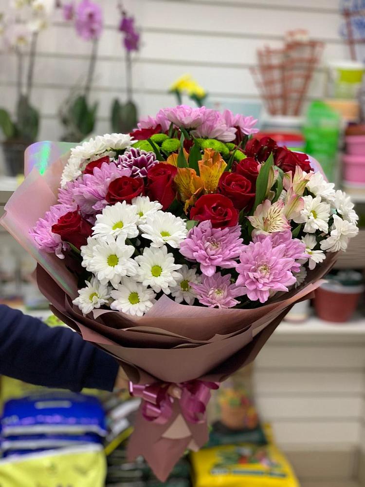 Букет салют цветов в Петрозаводске Букет цветов из: Розы, Хризантемы и Альстромерии в Петрозаводске