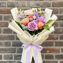 Букет цветочные ноты в Петрозаводске Букет цветов из:  Лизиантусы и Розы в Петрозаводске