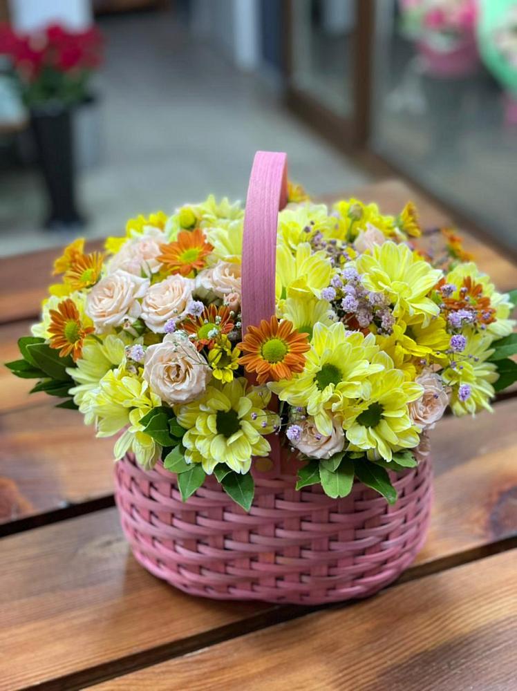 Композиция цветы лета в Петрозаводске Цветочная композиция из Хризантемы и Розы в корзине в Петрозаводске