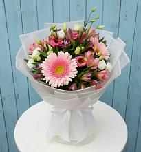 Букет прохладный бриз в Петрозаводске Букет цветов из:  Герберы, Альстромерии и Лизиантусы в Петрозаводске