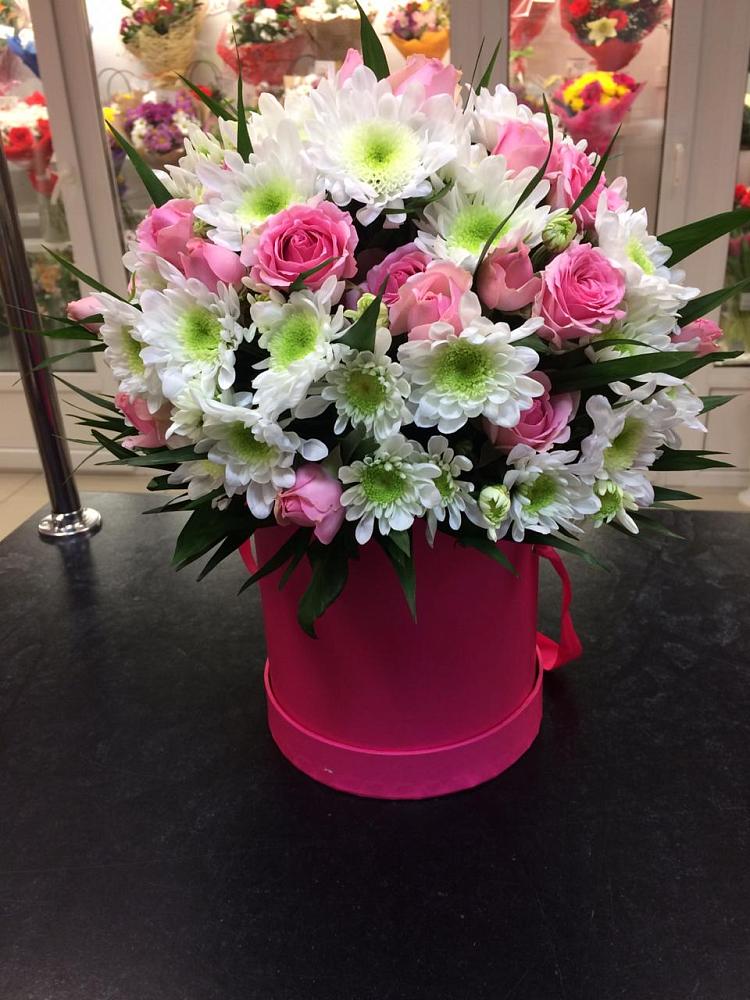 Композиция грация в Петрозаводске Цветочная композиция из Розы и Хризантемы в шляпной коробке в Петрозаводске