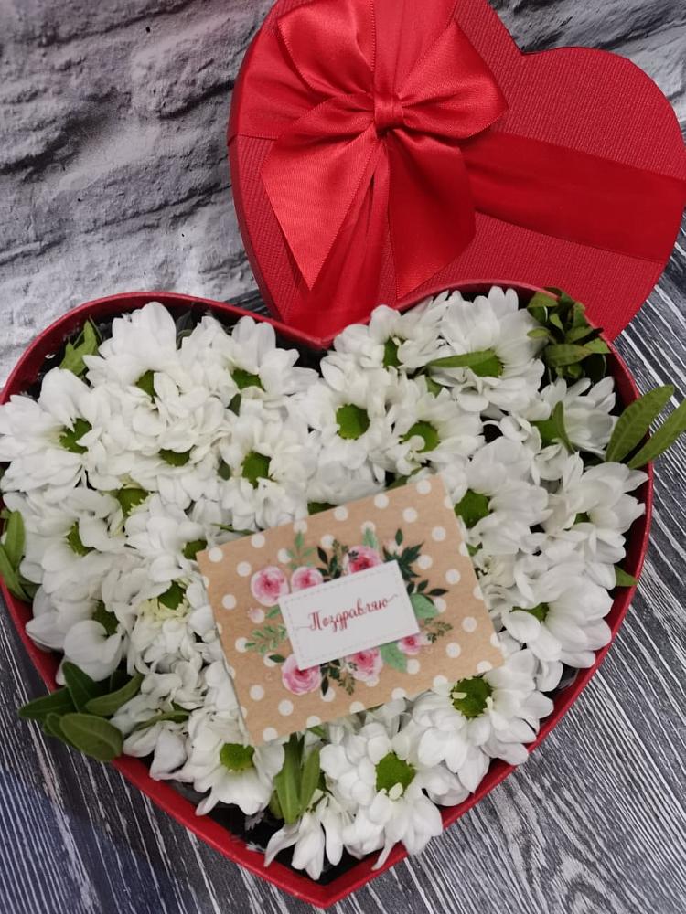 Композиция сплетение судьбы в Петрозаводске Цветочная композиция из Хризантемы в виде сердца в Петрозаводске
