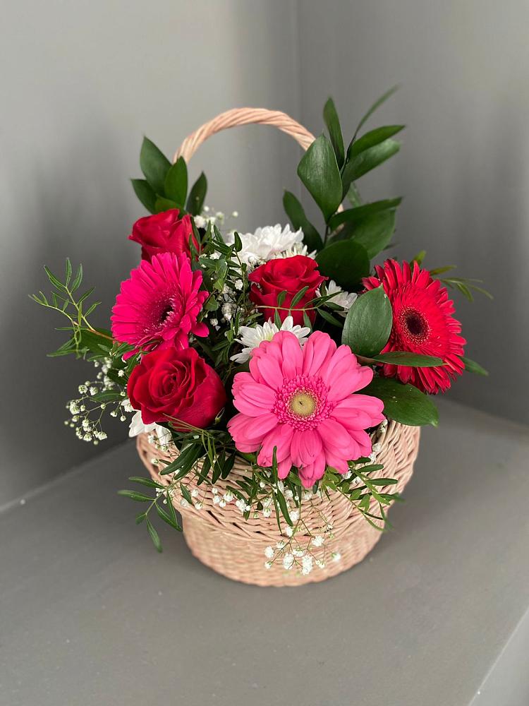 Композиция радостное событие в Петрозаводске Цветочная композиция из Розы, Хризантемы и Герберы в корзине в Петрозаводске