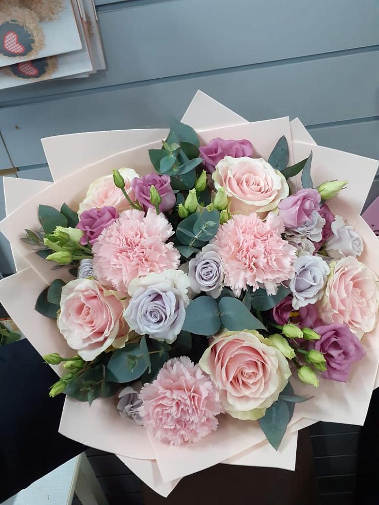 Букет обаятельный в Петрозаводске Букет цветов из: Розы, Гвоздики и Лизиантусы в Петрозаводске