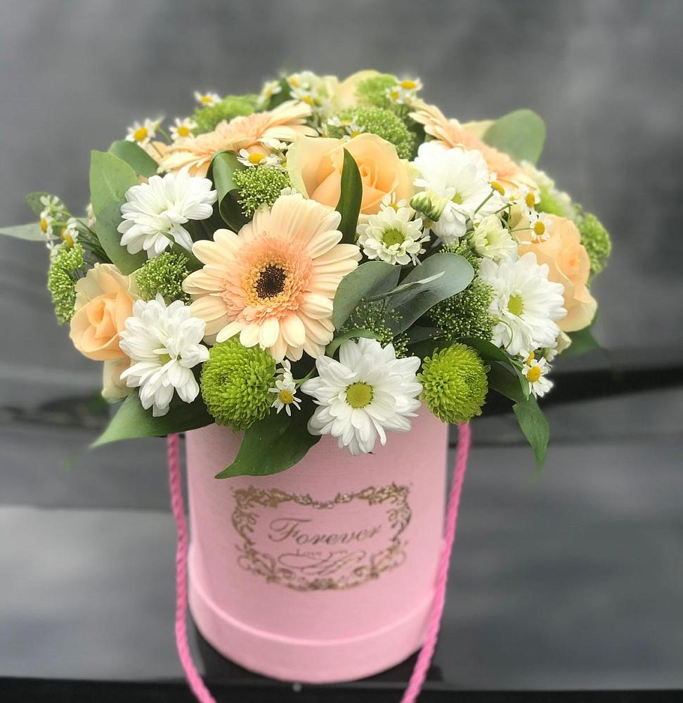 Композиция маленькая прелесть в Петрозаводске Цветочная композиция из Розы, Герберы и Хризантемы в шляпной коробке в Петрозаводске