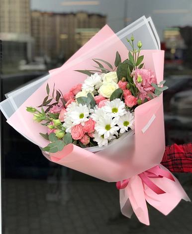 Букет цветов из: Розы, Лизиантусы и Хризантемы в Петрозаводске