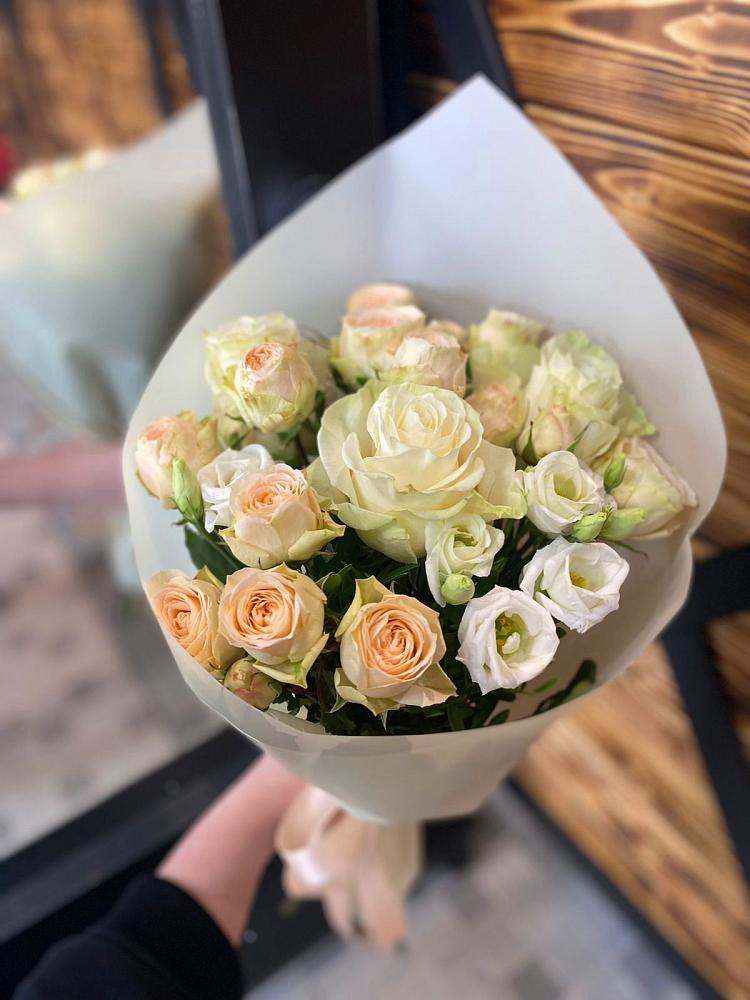 Букет цветов из: Розы и Лизиантусы в Петрозаводске