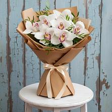 Букет Белые орхидеи в Петрозаводске Букет цветов из:  Орхидеи и Розы в Петрозаводске